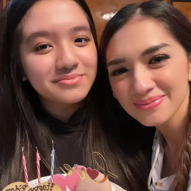 Angel Karamoy tampak masih belia meski anaknya sudah remaja (Instagram/realangelkaramoy)