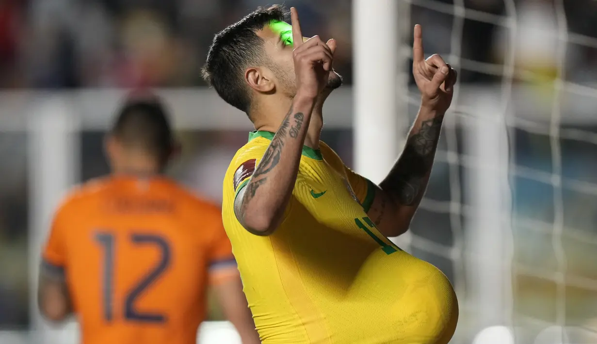 Gelandang Brasil Brasil Bruno Guimaraes berselebrasi setelah mencetak gol ketiga timnya ke gawang Bolivia dalam lanjutan Kualifikasi Piala Dunia 2022 zona CONMEBOL di Stadion Olimpiade Hernando Siles, Rabu (30/3/2022) pagi WIB. Brasil menang mudah atas tuan rumah Bolivia 4-0. (AP Photo/Juan Karita)