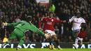 Gelandang Manchester United, Cristiano Ronaldo, berusaha membobol gawang Aston Villa pada laga Premier League di Stadion Old Trafford, Manchester, Sabtu (13/1/2007). (AFP/Paul Ellis)