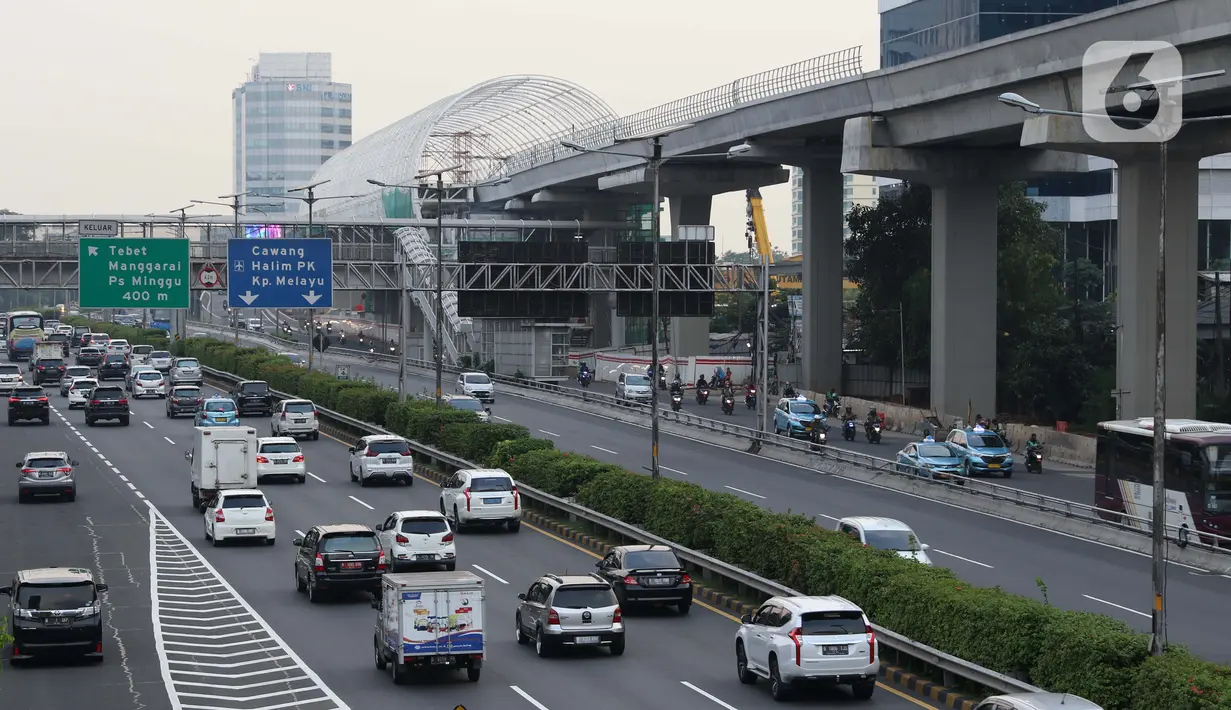Suasana kepadatan arus lalu lintas di sekitar pintu masuk Tol Dalam Kota Jalan Gatot Subroto, Jakarta, Jumat (29/5/2020). Meski masa PSBB di Jakarta baru akan diumumkan 4 Juni mendatang, namun jalanan Ibu Kota mulai dipadati kendaraan. (Liputan6.com/Helmi Fithriansyah)
