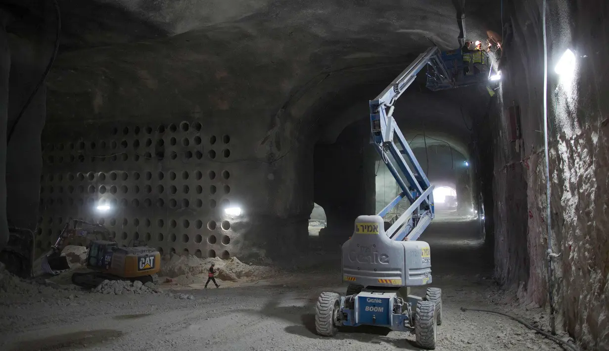 Pekerja menyelesaikan pemakaman bawah tanah di Yerusalem, Israel (14/11).  Pemakaman seperti ini sebelumnya sudah ada sejak zaman kuno 1600 sampai 2000 tahun lalu. (AP Photo / Oded Balilty)