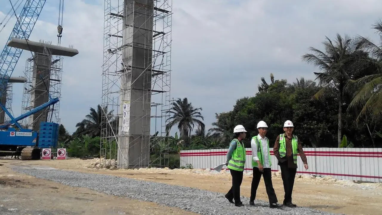Jokowi Tinjau Proyek LRT (Foto: Ilyas/Liputan6.com)