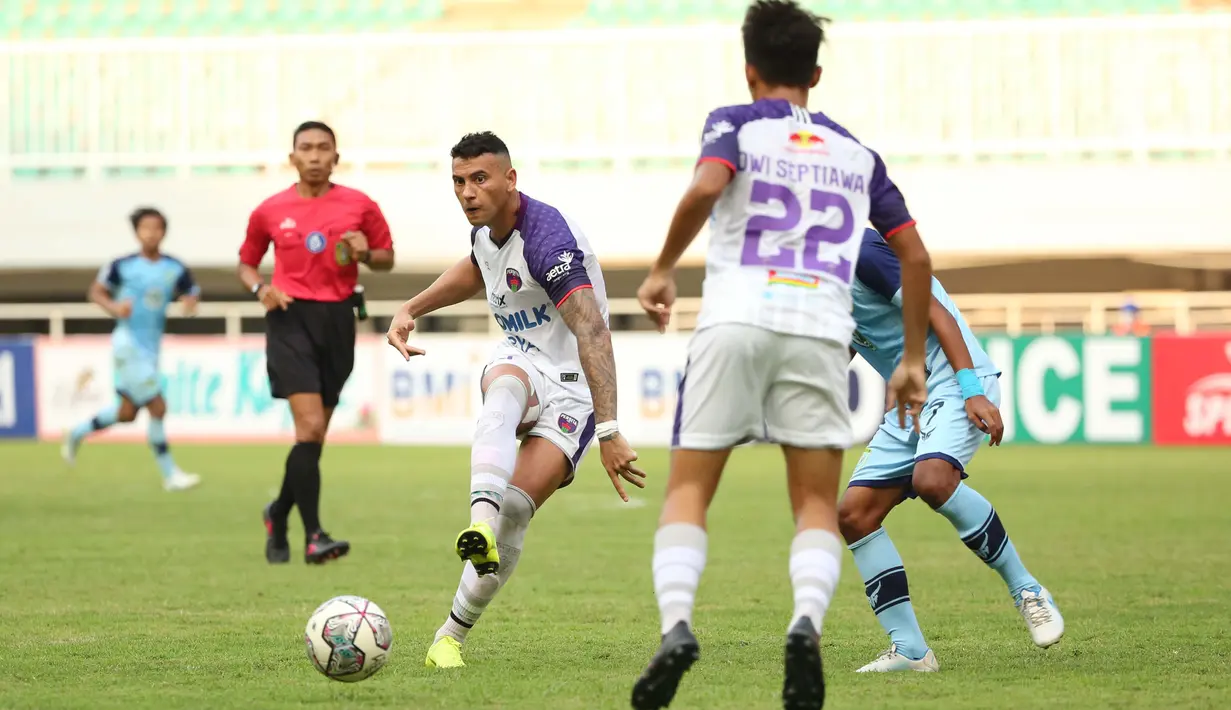 Pemain Persita Tangerang, Alex Dos Santos Goncalves menendang bola ke gawang Persela Lamongan dalam match day ketiga BRI Liga 1 2021/2022 di Stadion Pakansari, Bogor, Jumat (17/9/2021). Tim Pendekar Cisadane menang tipis 1-0 atas Persela Lamongan. (Bola.com/Ikhwan Yanuar)