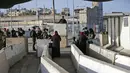 Anggota pasukan keamanan Israel berjaga-jaga di pos pemeriksaan Qalandia antara kota Ramallah Tepi Barat dan Yerusalem, ketika orang-orang Palestina menyeberang untuk menghadiri sholat Jumat kedua bulan Ramadhan di masjid Al-Aqsa, Jumat (23/4/2021). (ABBAS MOMANI / AFP)