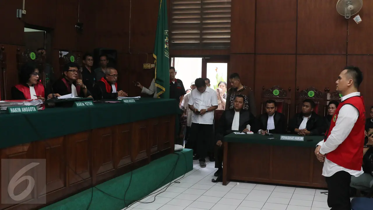 20160614-Saipul Jamil Hanya Senyum saat Divonis 3 Tahun Penjara
