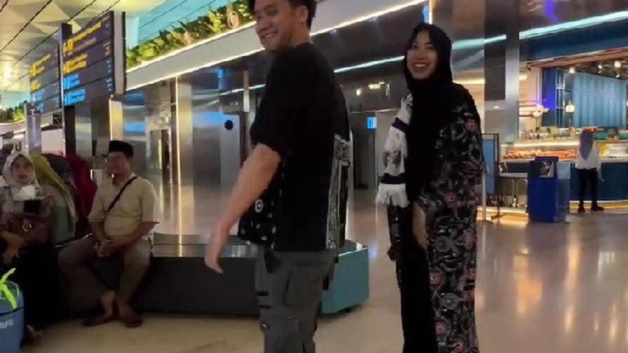 Momen Kevin Aprilio Ikut Antarkan Widy Vierratale dan Rombongan Berangkat Jalani Ibadah Umrah