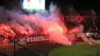 Suporter Bali United menyalakan flare dalam laga Piala AFC 2022. (Bola.com/Maheswara Putra)