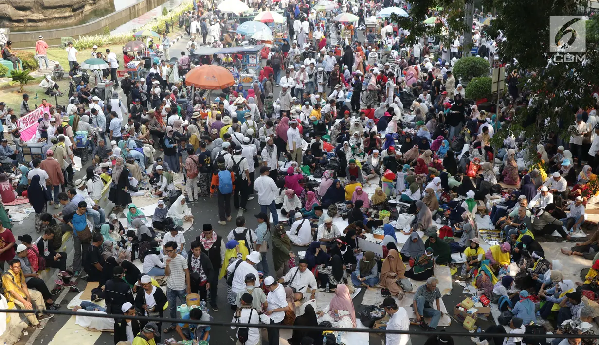 Massa aksi berkumpul di sekitaran Patung Kuda Arjuna Wiwaha di Jalan Medan Merdeka Barat, Jakarta, Kamis (27/6/2019). Massa aksi berkumpul terkait pelaksanaan sidang putusan perselisihan hasil Pilpres 2019 di Gedung Mahkamah Konstitusi. (Liputan6.com/Helmi Fithriansyah)