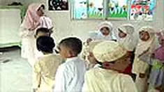 Peran guru dan orang tua sangat besar dalam meyakinkan anak untuk berani dan mandiri. Orang tua harus percaya kepada guru untuk mendidik dan memberi motivasi untuk mandiri. 