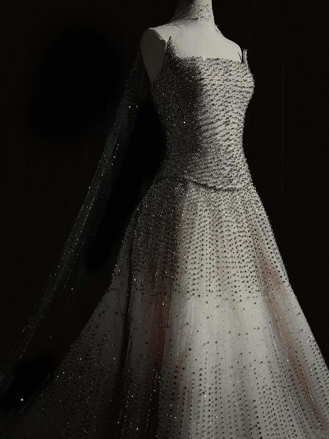 6 Pesona Elegan Pevita Pearce Resmi Menikah dengan Crazy Rich Malaysia, Kenakan Gaun Pengantin Bertabur 70.000 Kristal