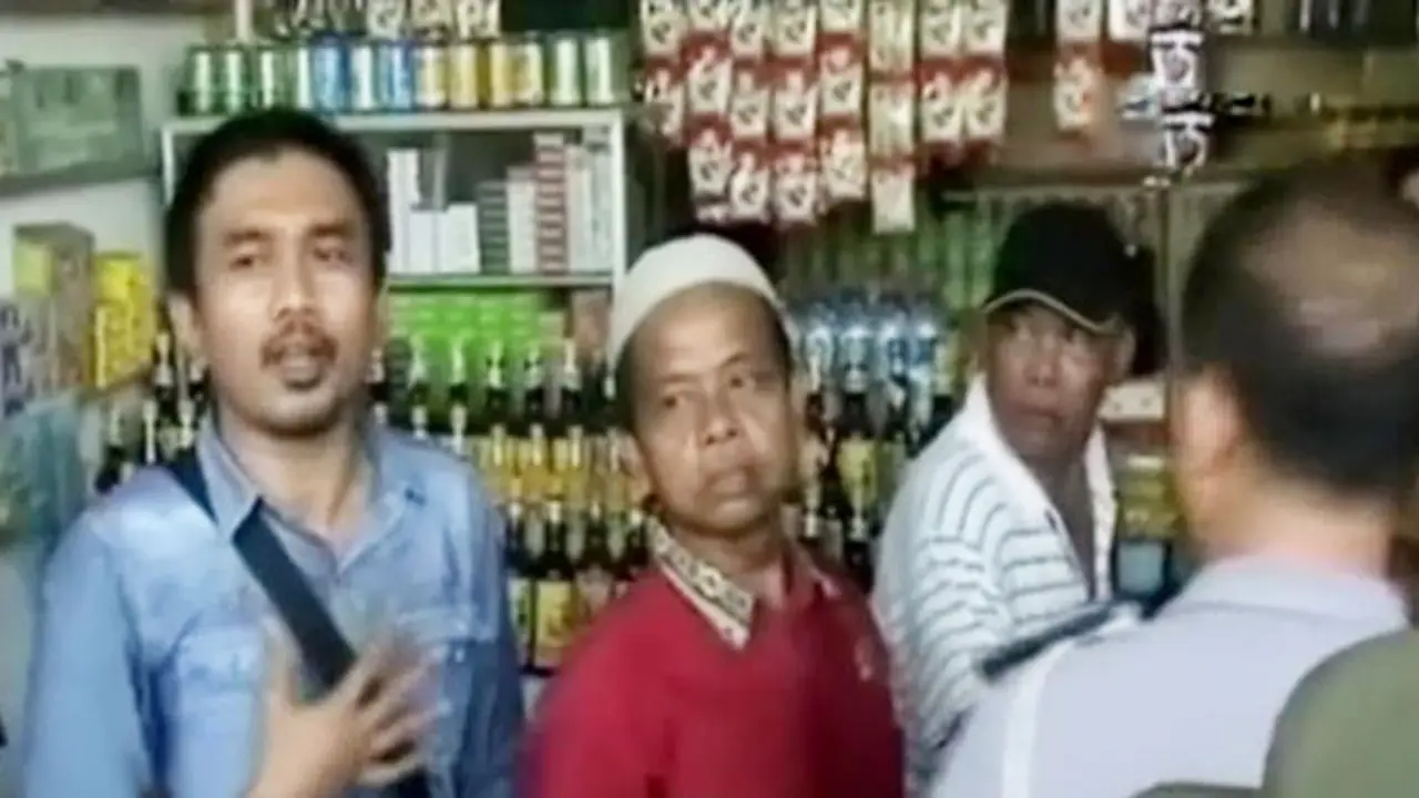 Toko Jamu Penjual Miras di Karawang Digerebek Warga