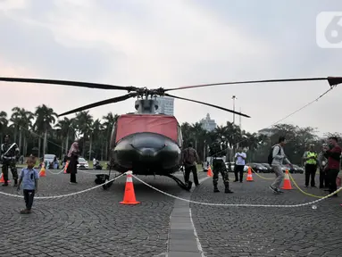 Helikopter TNI terparkir di kawasan Monas, Jakarta, Rabu (16/10/2019). Kehadiran empat helikopter TNI/Polri yang akan digunakan dalam apel pengamanan pelantikan presiden dan wakil presiden tersebut menarik perhatian pengunjung Monas. (merdeka.com/Iqbal Nugroho)