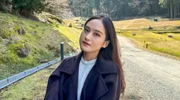 Enggak mau kehilangan momen indah, Salsha pun abadikan potretnya dengan latar belakang hutan yang indah di belakangnya. Banyak netizen memuji penampilannya tersebut dalam kolom komentar Instagramnya. Selain itu tidak sedikit netizen yang penasaran dengan Salsha karena hanya terlihat sendirian di depan kamera. (Liputan6.com/IG/@salshabillaadr)
