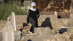 Seorang wanita Irak mengunjungi makam seorang kerabat pada hari pertama hari raya Idul Adha di Baghdad, Irak, Rabu, 28 Juni 2023. (AP Photo/Hadi Mizban)