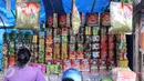 Salah satu kios penjual kue kering musiman di kawasan Ciracas, Jakarta, Minggu (12/7/2015). Sejak beberapa hari terakhir, transaksi pedagang musiman kue kering mengalami peningkatan menjelang hari raya Idul Fitri. (Liputan6.com/Helmi Afandi)