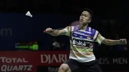 Tunggal putra Indonesia, Anthony Ginting, mengembalikan kok saat melawan Lu Guang Zu pada Blibli Indonesia Open 2019 di Istora Senayan, Jakarta, Selasa (16/7). Ginting menang 20-22, 23-21 dan 21-18. (Bola.com/Vitalis Yogi Trisna)