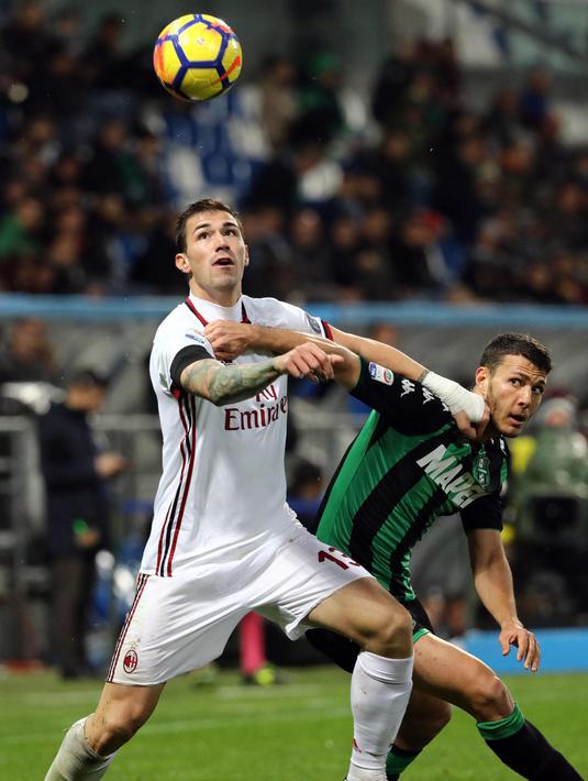 Pemain Sassuolo, Luca Mazzitelli (kanan) dan pemain AC Milan, Alessio Romagnoli berebut bola pada lanjutan Serie A di Mapei Stadium, Reggio Emilia, Italia, (5/11/2017). Milan menang 2-0. (Elisabetta Baracchi/ANSA via AP)