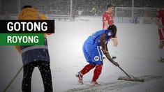 Berita video beberapa pesepak bola Liga Inggris divisi 3 ini bergotong royong agar pertandingan di stadion berjalan kembali. Momen ini saat laga Peterborough melawan Walsall di League One 2017-2018.