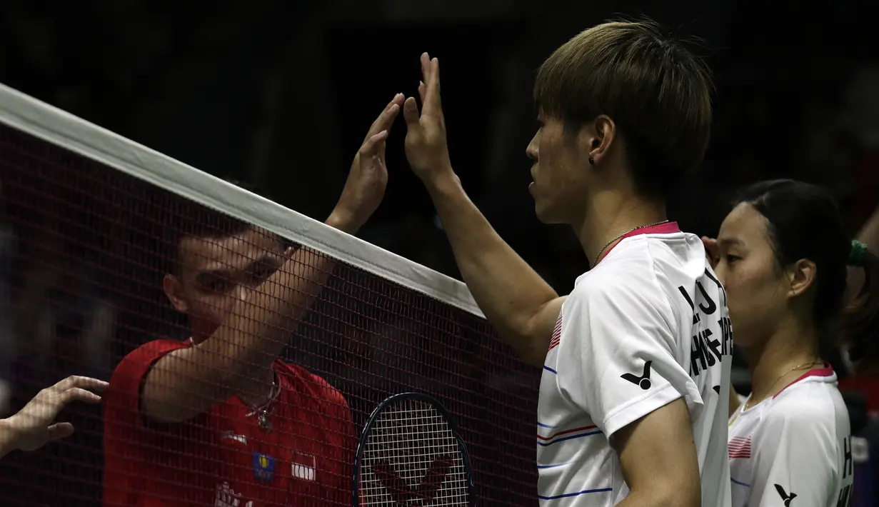 Ganda campuran Chinese Taipei, Lee Jhe-Huei/Hsu Ya Ching, menyalami ganda Indonesia, Rinov Rivaldi/Pitha Haningtyas Mentari, pada laga Indonesia Masters 2020 di Istora Senayan, Jakarta, Selasa (14/1). Rinov Rivaldi/Pitha Haningtyas Mentari kalah 15-21 dan 13-21. (Bola.com/Yoppy Renato)