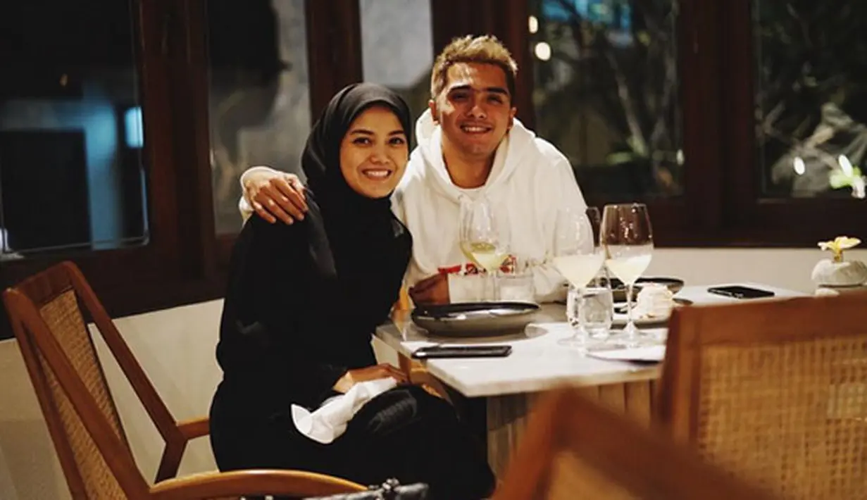 Meskipun sekarang ini sibuk menjadi dosen, namun diakuinya ia tetap bisa mengurus anak-anak dan suaminya. Bahkan Fiza pun lebih memiliki banyak waktu bersama dengan buah hatinya semenjak jadi dosen. (Instagram/rickyharun)