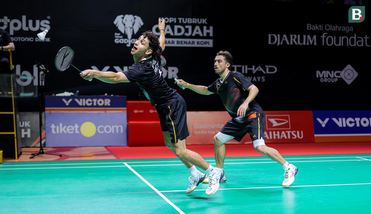 Pebulu tangkis ganda putra Prancis, Eloi Adam/Leo Rossi berusaha mengembalikan kok ke arah pasangan Indonesia, Raymond Indra/Nikolaus Joaquin dalam laga babak 32 besar Indonesia Masters 2026 di Istora, Senayan, Jakarta, Selasa (20/01/2026). (Bola.com/Bagaskara Lazuardi)