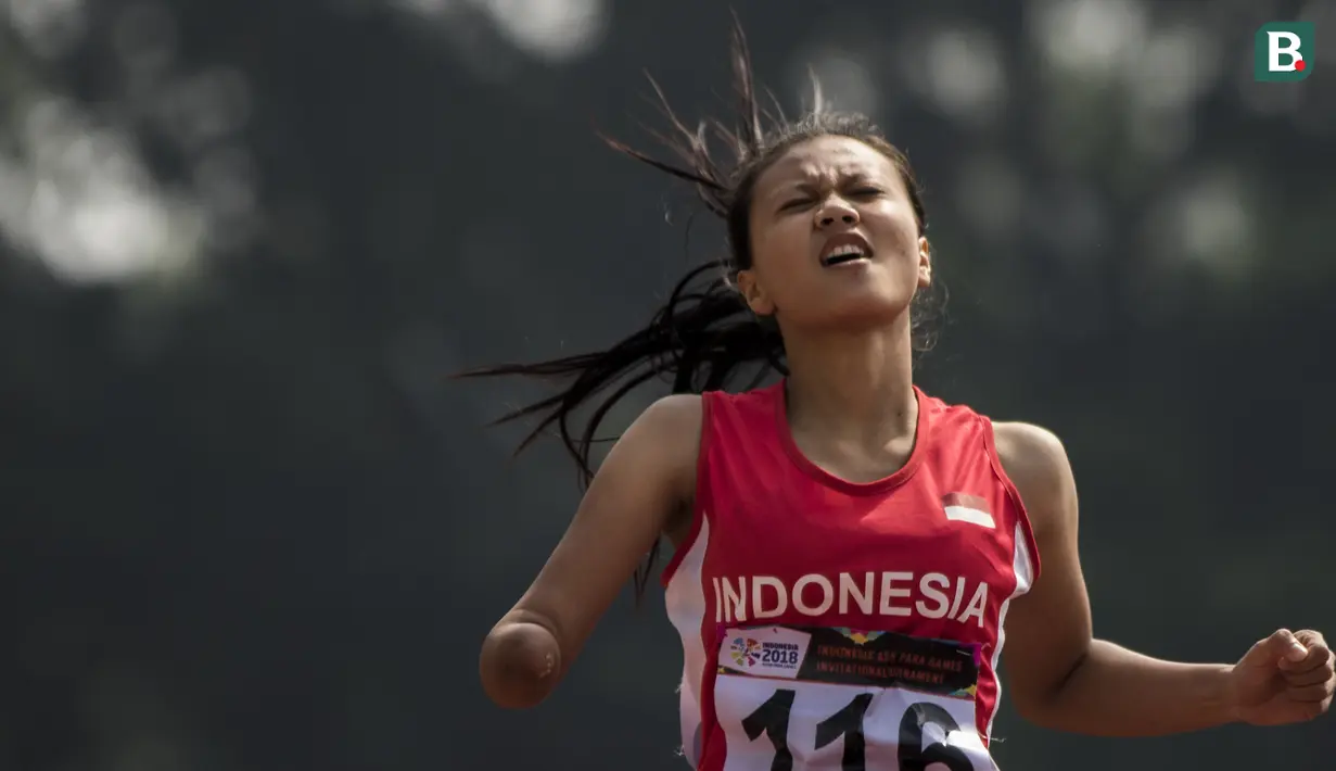 Pelari Indonesia, Nanda Mei, menjadi yang tercepat pada Invitational Tournament Asian Para Games cabang atletik nomor 200 meter T 47 di Stadion Madya, Jakarta, Sabtu (30/6/2018). (Bola.com/Vitalis Yogi Trisna)