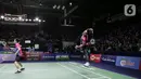 Ganda putra Indonesia, Mohammad Ahsan/Hendra Setiawan mengembalikan kok Liu Yu Chen/Ou Xuan Yi dari China saat tampil dalam Indonesia Open 2022 di Istora Senayan, Jakarta, Rabu (15/6/2022). Mohammad Ahsan/Hendra Setiawan kalah dengan dengan skor 17-21, 22-24. (Liputan6.com/Faizal Fanani)