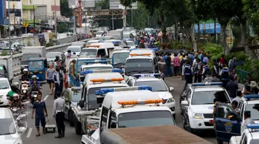 Petugas Dishub melakukan razia parkir liar di kawasan Tanah Abang, Jakarta, Senin (14/11). Dalam razia tersebut petugas berhasil mengamankan puluhan motor dan menghancurkan lapak parkir yang tidak sesuai dengan aturan. (Liputan6.com/Gempur M Surya)