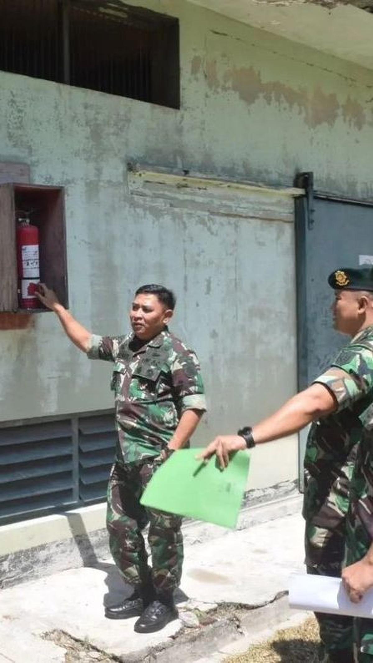 Tak sendirian, Bobby turut hadir di lokasi didampingi asisten teritorial (aster) Kasdivif 1 Kostrad Kol Inf Aris Prasetyo.