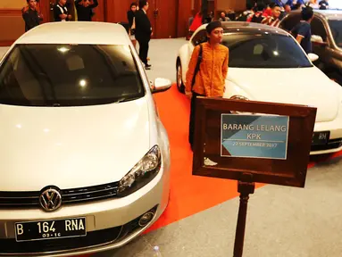 Pengunjung berfoto di depan mobil hasil rampasan KPK dalam Lelang Expo 2017 di Jakarta Convention Center, Jumat (22/9).Tidak hanya barang sitaan, sejumlah barang hasil pelaporan gratifikasi ke KPK juga dilelang dalam acara itu. (Liputan6.com/Angga Yuniar)