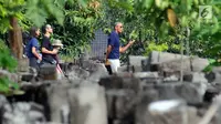 Mantan Presiden Amerika Serikat, Barack Obama saat memasuki kawasan Candi Prambanan, Yogyakarta, Kamis (29/6). Barack Obama beserta keluarga berlibur dan mengunjungi sejumlah tempat di Yogyakarta. (Liputan6.com/Helmi Fithriansyah)