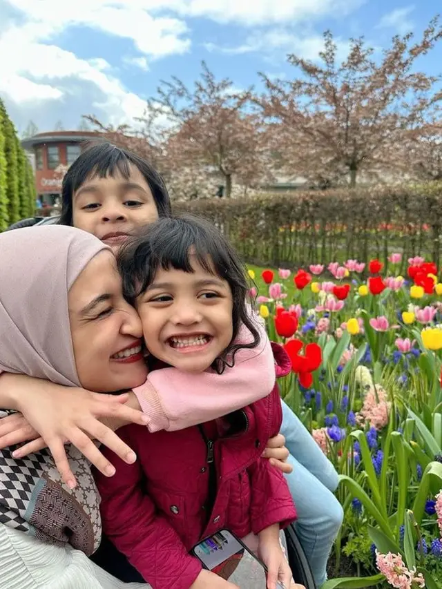 6 Potret Shireen Sungkar Bantu Ibunda Jualan Pisang Goreng di Belanda
