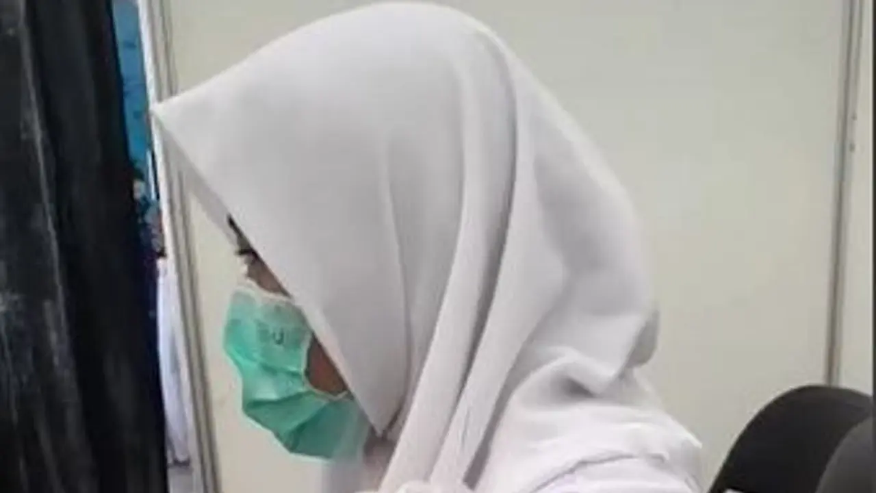 Bisa Ditiru, Cara Kreatif Siswi Berhijab Agar Mudah Disuntik Vaksin Covid-19