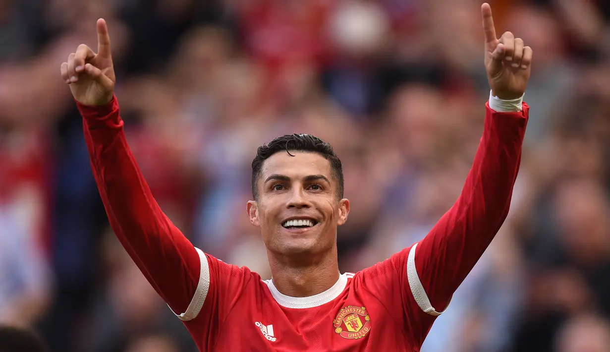 Cristiano Ronaldo telah resmi kembali ke Manchester United. Pemain berusia 36 tahun itu pulang setelah 12 tahun meninggalkan Old Trafford untuk bergabung ke Real Madrid. CR7 menandatangani kontrak dua tahun untuk periode keduanya di Manchester United, dengan opsi satu tahun.(AFP/Oli Scarff)