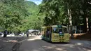 Kendaraan antar jemput wisatawan yang mengunjungi Gua Tham Luang di Provinsi Chiang Rai, utara Thailand, Jumat (1/11/2019). Gua di Thailand di mana anak-anak dari klub sepak bola pernah terjebak kini telah dibuka sebagai objek wisata. (HO/Chiang Rai Provincial Public Relations Office/AFP)