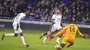 Kiper Rennes, Edouard Mendy berusaha menahan bola tendangan Penyerang Lyon, Bertrand Traore pada pertandigan L1 Prancis di Stadion Groupama pada Decines -Charpieu, Prancis pada 11 Januari 2019. (AFP/Romain Lafabregue)
