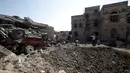 Warga berada di sebuah rumah yang hancur akibat serangan udara yang dipimpin koalisi militer Saudi di Kota Sanaa, Yaman, (4/9). Serangan udara Saudi tersebut banyak  menewaskan warga sipil yang tak berdosa. (REUTERS/Mohamed al-Sayaghi)