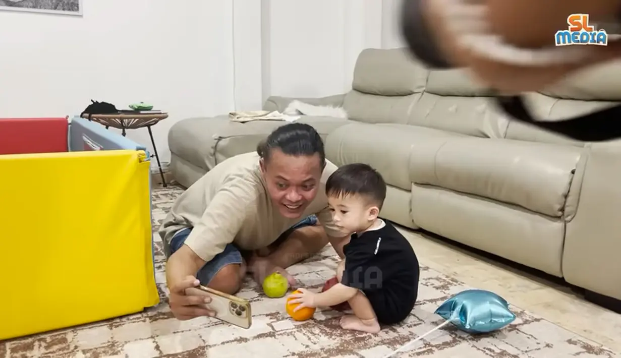 Momen Sule bersama Adzam dibagikan di kanal Youtube SL Media, yang berjudul Adzam Temu Kangen Sama Ayah Sule. Dalam video  tersebut, Adzam tampak  begitu ceria main bersama sang ayah. [Youtube/SL MEDIA]