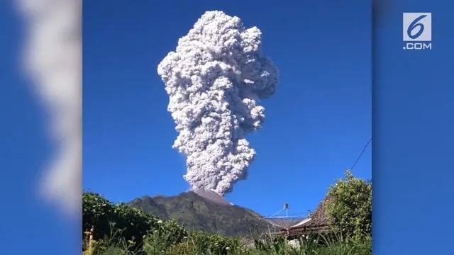 Gunung Merapi kembali menunjukkan aktivitas pagi ini. Asap tebal terlihat keluar dari dalam kawah, disertai dengan guncangan yang dirasakan warga.
