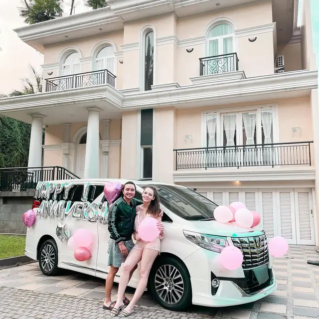 7 Momen Anniversary Pertama Abash dan Jeje, Beri Hadiah Mobil Mewah