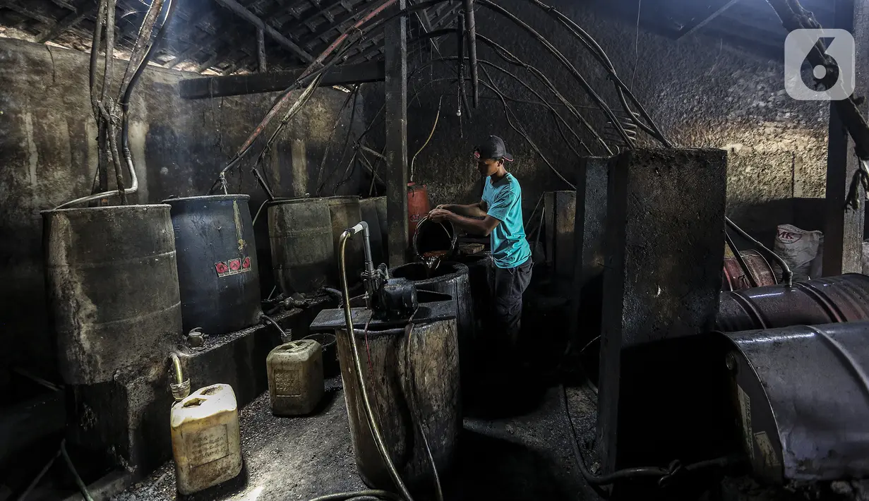 Aktivitas pekerja saat membuat alkohol tradisional di industri rumahan Desa Bekonang, Kecamatan Mojolaban, Kabupaten Sukoharjo, Jawa Tengah, Rabu (18/11/2020). Sebelum disuling, tetes tebu dalam pembuatan Ciu Bekonang akan dicampur dengan air kemudian diaduk secara merata. (Liputan6.com/Johan Tallo)