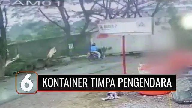 Rekaman CCTV. Tersangkut dahan pohon menyebabkan kontainer terlepas dari badan truk hingga menimpa seorang polisi dan pengendara lain yang berada di belakangnya. Diduga, kontainer terlepas karena lupa dikunci pengaman.