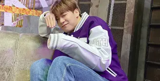 Moonbin tampil dengan pose gemas dengan outfit kasual. Ia tampak mengenakan baseball jacket dan celana jeans, inspirasi sederhana yang mudah ditiru. Foto: Instagram.