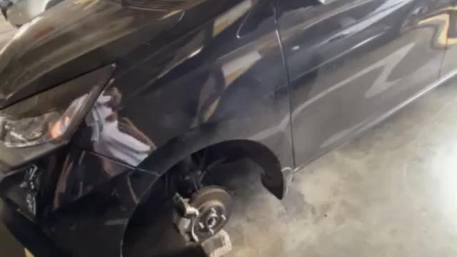 Aksi pencurian ban mobil terjadi di Mal Cempaka Mas, Kemayoran, Jakarta Pusat.