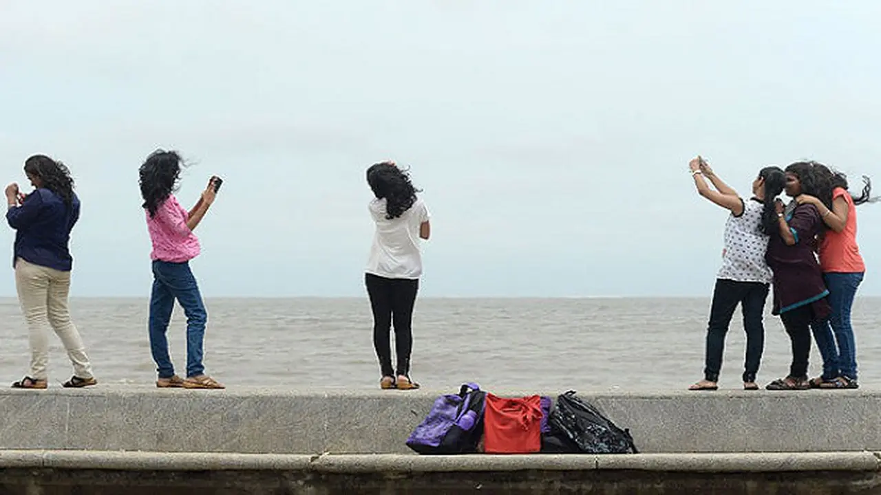Akibat Selfie di Atas Tebing, 5 Turis Asing Jatuh Terluka