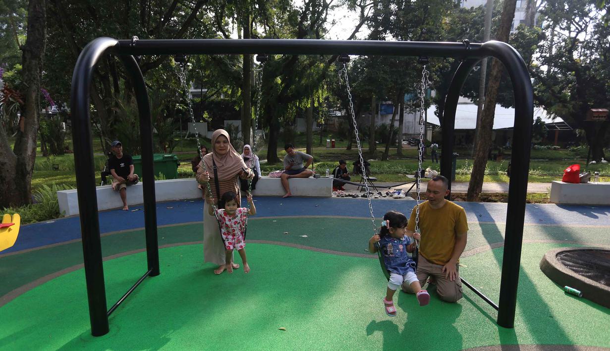 Suasana yang asri menjadikan taman ini sebagai pilihan bagi warga untuk melepas penat sekaligus menjaga kebugaran. Tampak dalam foto, warga menikmati suasana serta fasilitas di Taman Bendera Pusaka, Kebayoran Baru, Jakarta, Rabu (1/4/2026). (merdeka.com/Arie Basuki)