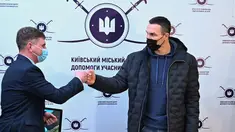 Mantan petinju Ukraina Wladimir Klitschko (kanan) menyapa seorang anggota staf setelah mendaftar sebagai tentara cadangan di pusat perekrutan relawan di Kiev, 2 Februari 2022. Wladimir beralasan cinta tanah air sehingga memaksanya untuk mempertahankan kemerdekaan Ukraina. (Genya SAVILOV/AFP)