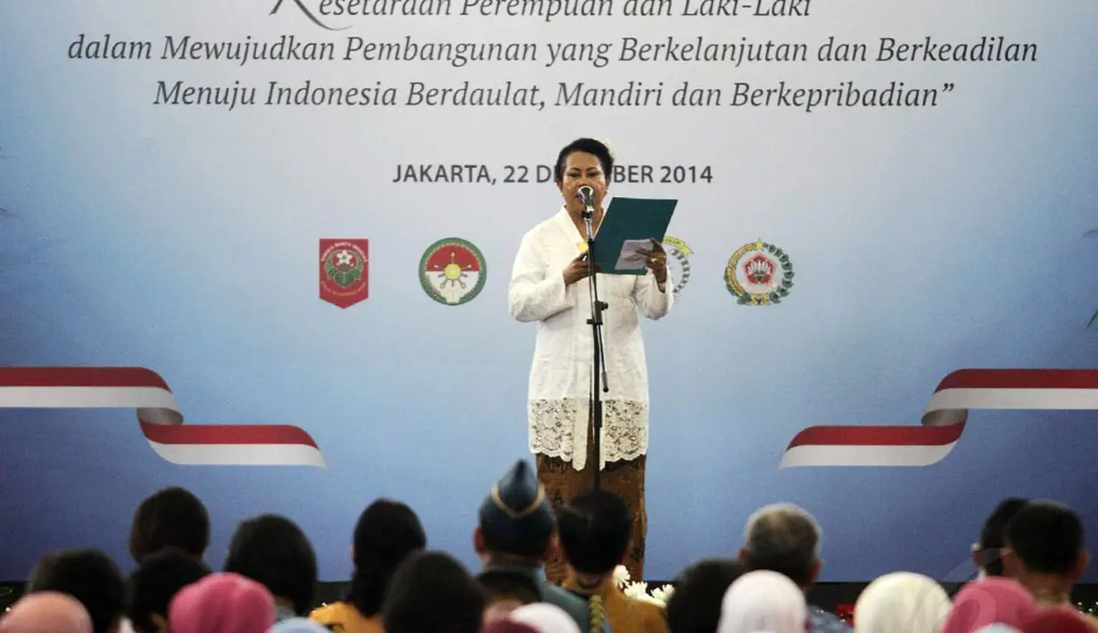 Menteri Pemberdayaan Perempuan dan Perlindungan Anak, Yohana Susana Yembise memberikan sambutan saat puncak Peringatan Hari Ibu ke-86 di Gelanggang Olahraga Ciracas, Jakarta, Senin (22/12/2014). (Liputan6.com/Faizal Fanani)