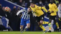 Sempat dikejutkan serangan Brighton saat laga baru berjalan tiga menit, Chelsea akhirnya mampu mengambil alih kendali permainan. The Blues mencoba menuasai bola dan membangun serangan. (AP/Matt Dunham)