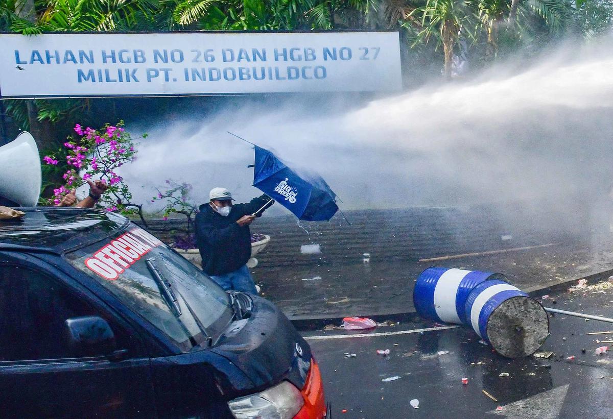 FOTO: Bentrok Saat  Eksekusi Pengosongan Hotel Sultan di Kawasan GBK